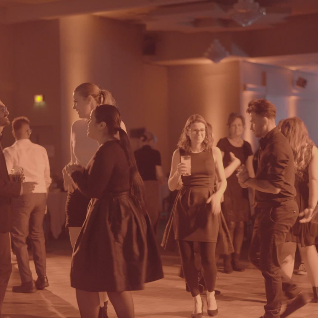 Salle corporate avec uplighting