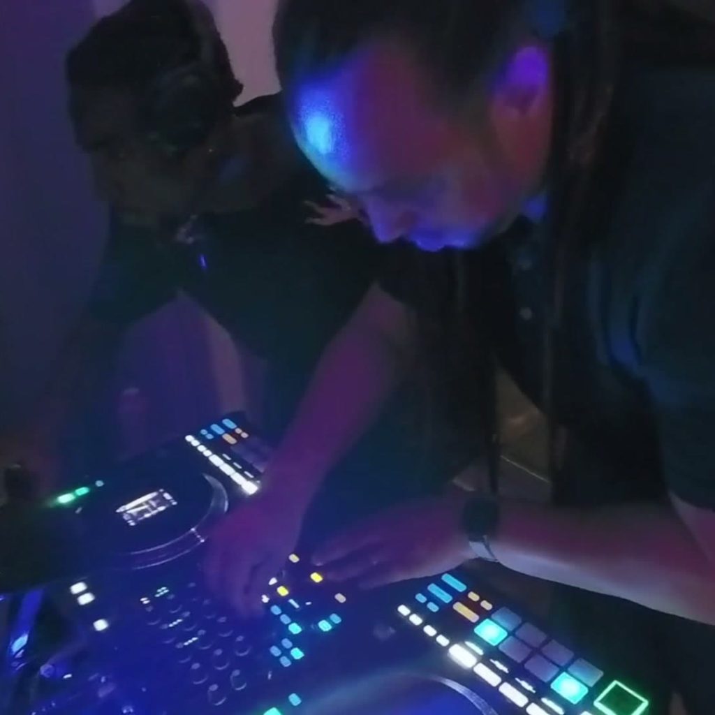 Contrôleur DJ pendant le mix
