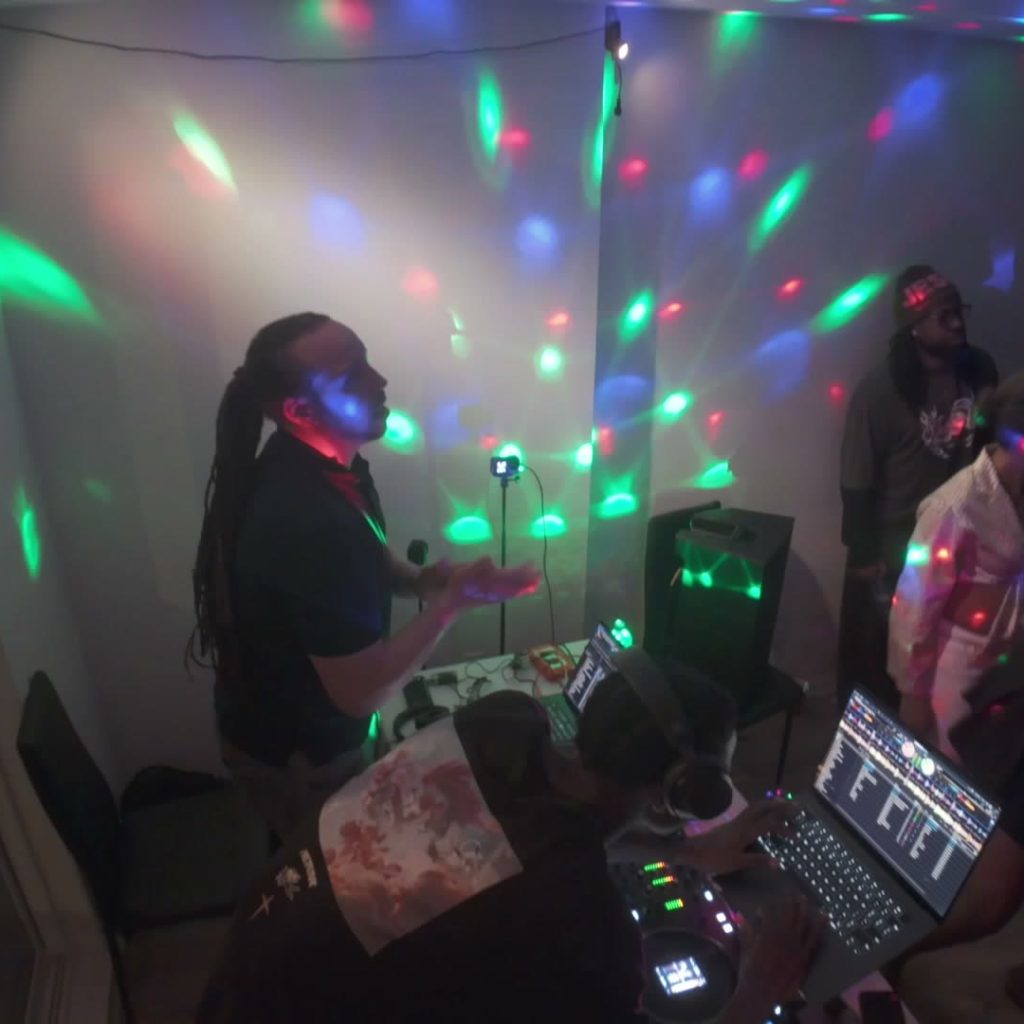 DJ VocalTeknix aux platines en soirée privée